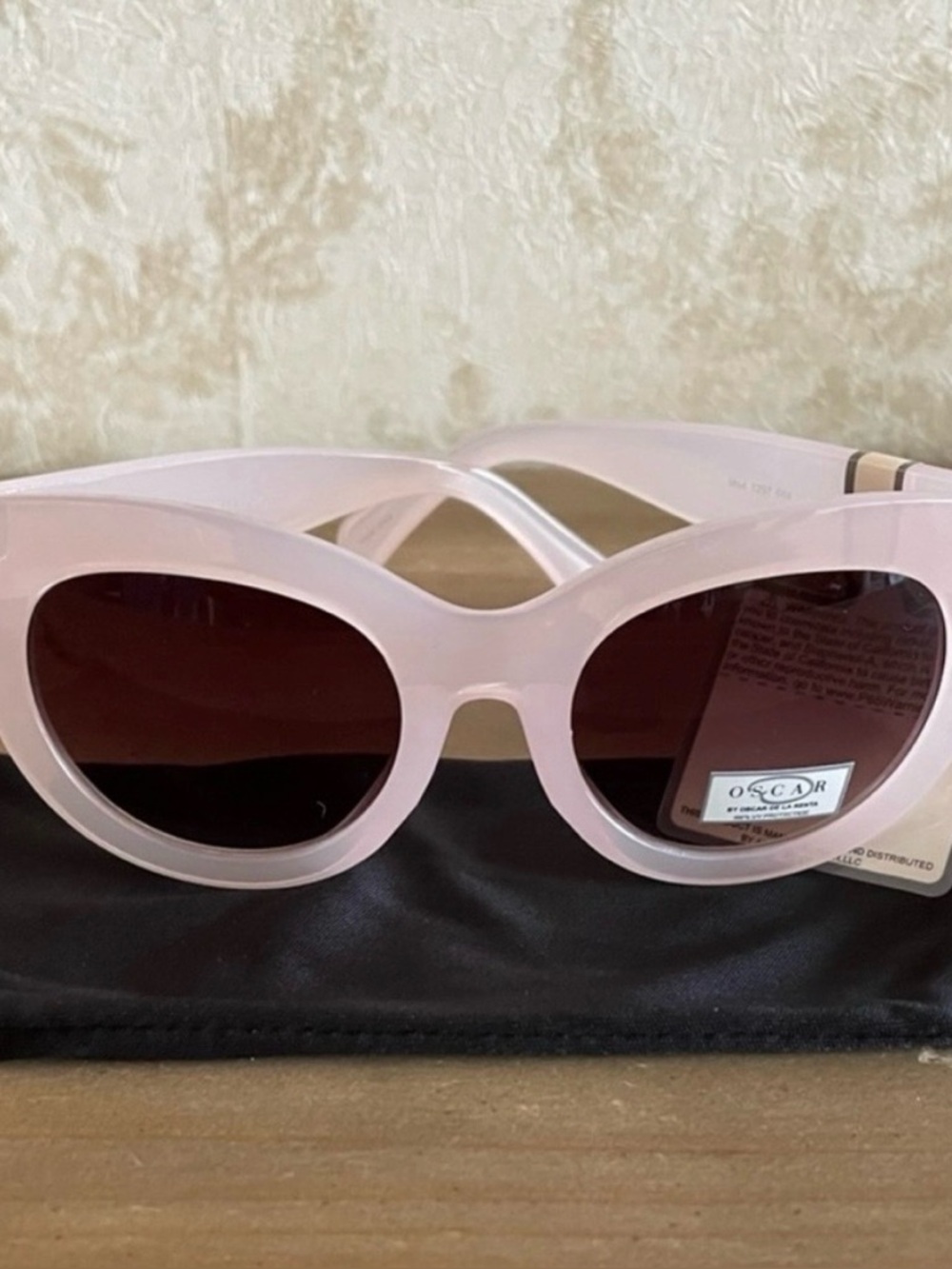 BNWT Oscar de la Renta Pale Pink Cat-Eye Sunglasses with Dark Lenses